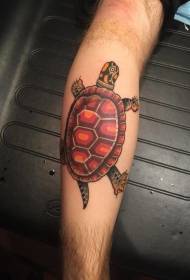Simpatičen izvirni barvni model, ki se plazi za vzorcem tetovaže želve