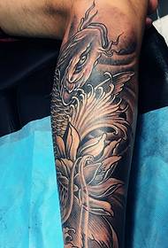 El tatuaje del tatuaje de calamar gris negro de pantorrilla es enérgico