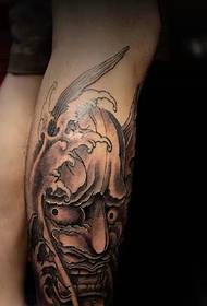 Traditionele knappe prajna-tatoeage-tatoeage op het kalf