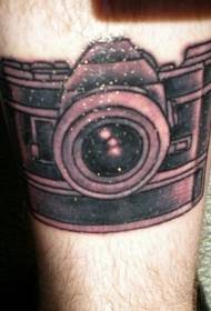 Нога черно-розовая модель татуировки камеры