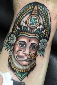 Лице на маймуна на карикатура и невероятен модел на татуировка на шлем