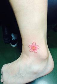 小腿上的新鮮櫻花小紋身非常漂亮