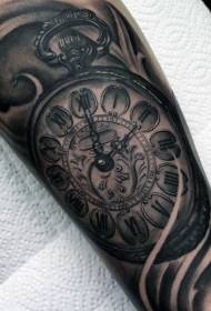 Черно-серые реалистичные часы с татуировкой на ногах