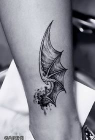Bat μοτίβα τατουάζ φτερά στο μοσχάρι