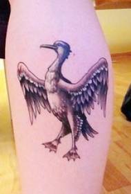 Anatra con gambo con bellissime ali tatuate