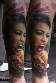 Motif de tatouage visage femme sanglante style horreur couleur veau