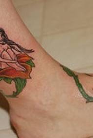 Tatuaggio piccola fata e rosa sul polpaccio