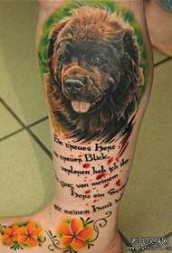 uma tatuagem de filhote de cachorro bonito na panturrilha