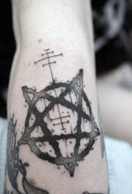 Modeli i zi i tatuazhit të stinës së demonizuar me madhësi të mesme