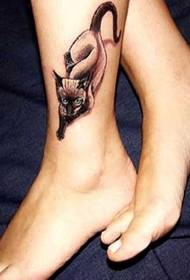 Сијамски модел на тетоважа со мачки во нозете