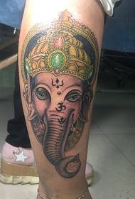 Nuovo modello tradizionale di tatuaggio di elefante di colore sulla parte esterna del polpaccio