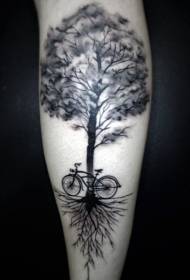 Pola tato pohon dan sepeda kesepian betis hitam dan putih