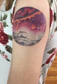 Der große Arm des Tätowierungsplaneten-Mädchens auf farbigem Planetentätowierungsbild