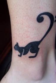 Uzorak tetovaže crne mačke na gležnju