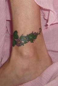 Pola tato karangan bunga semanggi pergelangan kaki