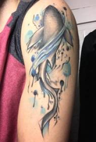 Sepasang lengan besar tato anak laki-laki lengan besar pada gambar tato hiu berwarna