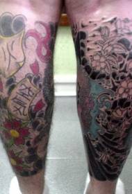 Różne kolorowe tatuaże kwiatowe na nogach