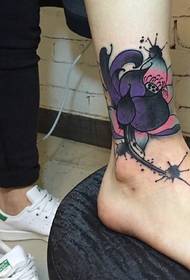 Цветен модел татуировка на лотос на прасеца е изключително ярък