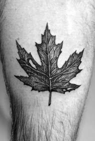 Tatuaggio molto realistico con foglia d'acero nera sulle gambe