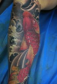 Tetování tetování lýtka červeného kapra je velmi aktivní
