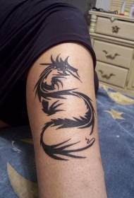 Черный дракон тотем тату с развевающимися руками