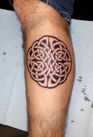 Persone nudo celticu di vitellu mudellu di tatuaggi neri è bianchi