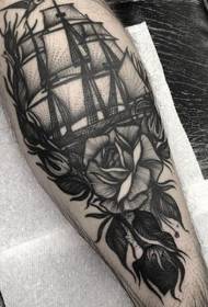 סירת מפרש שחורה בסגנון חריטת עגל עם דפוס קעקוע ורד