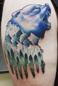 Stor arm tatovering illustrasjon mannlig stor arm på skoglandskap og bjørnetatoveringsbilde