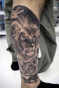 Modello di tatuaggio bellissimo vitello famiglia leone stile grigio nero