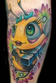 Цветна сладка пчела с червило фантазия шарка татуировка модел