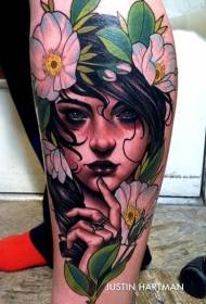 Modello di tatuaggio floreale di vitello stile tradizionale moderno colore donna