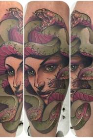Ritratto di donna di vitello e modello di tatuaggio di colore serpente