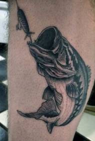 非常写实的黑灰大钩鱼腿部纹身图案