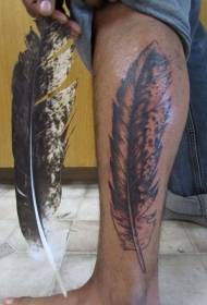 Enorme tatuaggio con piume d'aquila sulla gamba