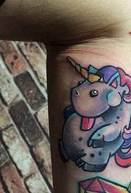 Tattoo i kafshëve bukuroshe shumëngjyrësh brenda viçit
