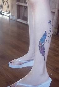 Tatuaje branco arrastre fermoso tatuaje de plumas de cor branca