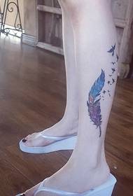 Tatuaggio a forma di piuma bianca con trascinamento a clip bianco