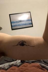 Linea minimalista tatuaggio braccio grande corpo maschile su foto tatuaggio onda nera