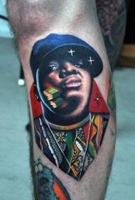 Хип-хоп жұлдызының бұзау портреті түсті татуировкасы
