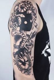 Nydelig mørk tatoveringskunst på låret på låret