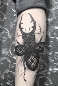 Txahala estilo errealista beltza intsektu hegalaria tatuaje eredua