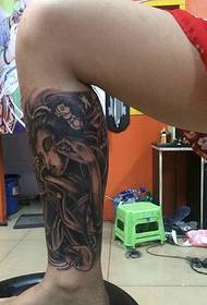 Maua ya sketi ya maua ya kike na picha ya uzuri na ndogo tattoo ya prajna