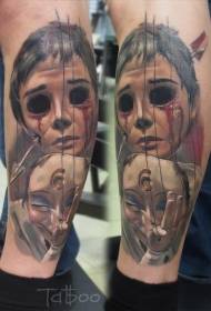 Băiat colorat în stil horror cu model de tatuaj cu mască săgeată
