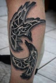 Vitello misterioso in vitello nero che combatte il modello del tatuaggio del corvo della tribù