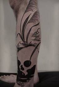 Scull blanco y negro de becerro con patrón de tatuaje de caña junto al lago