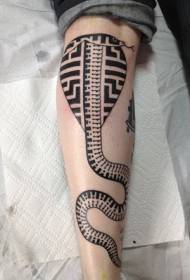 Patrón de tatuaje de cobra negro de diseño de estilo tribal de ternera
