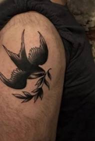 Mažas gyvūnas tatuiruotė berniukas didelę ranką ant augalų ir paukščių tatuiruotė paveikslėlį
