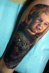 Vitello ragazzo realistico con modello di tatuaggio gatto mostro raccapricciante