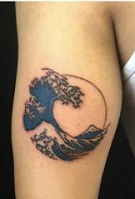 Tonn mór tattoo buachaill mór ar phictiúr tattoo gorm spraeála