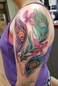 Велика рука татуювання ілюстрація дівчина велика рука на квітка та павича пір'я татуювання малюнок